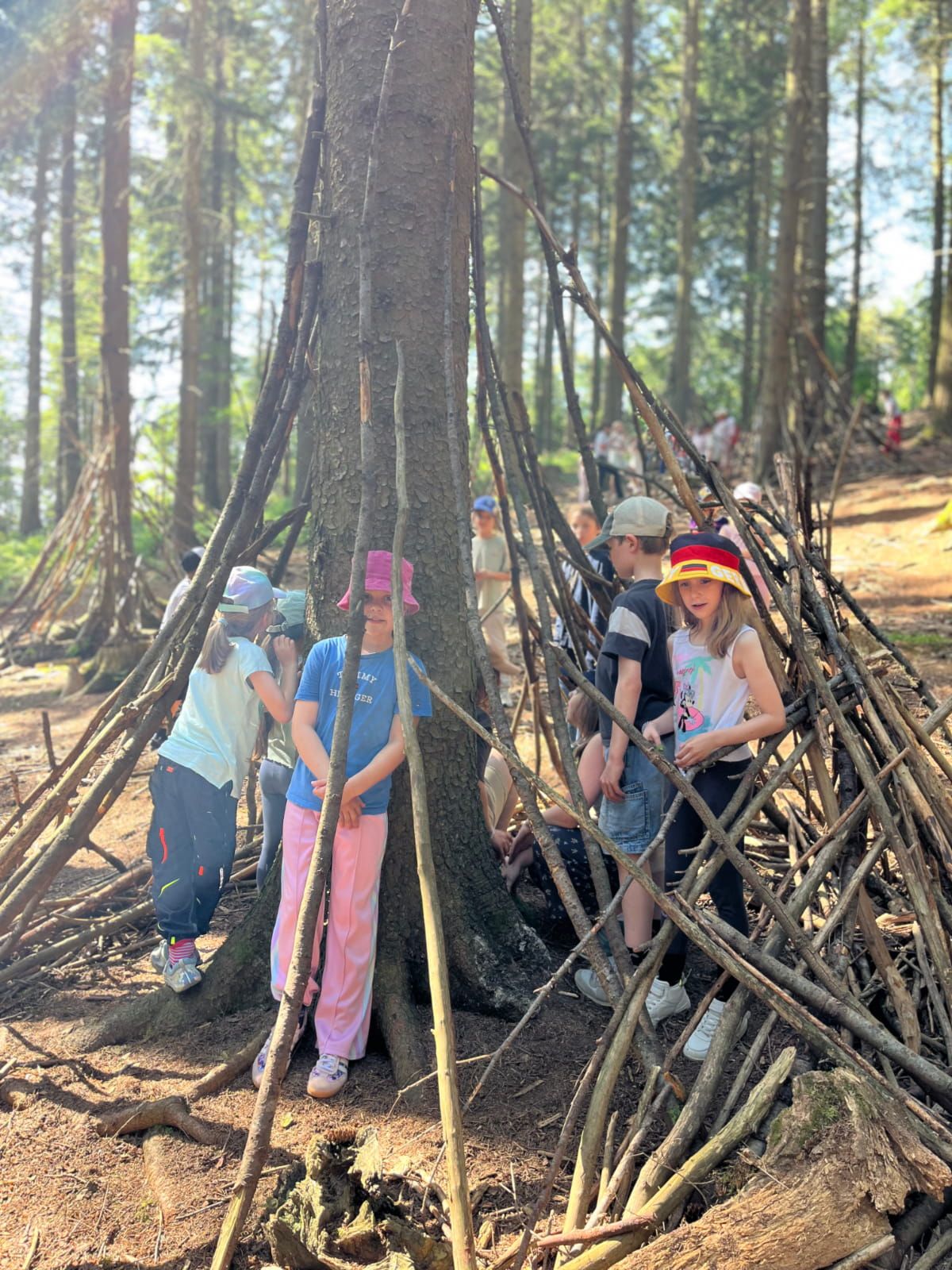 Kinder bauen einen Unterschlupf im Wald