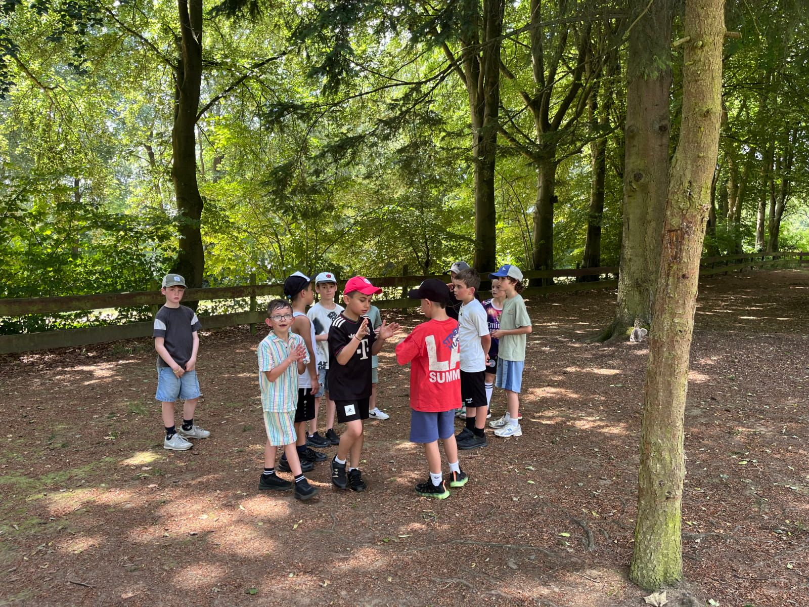Kinder spielen zusammen
