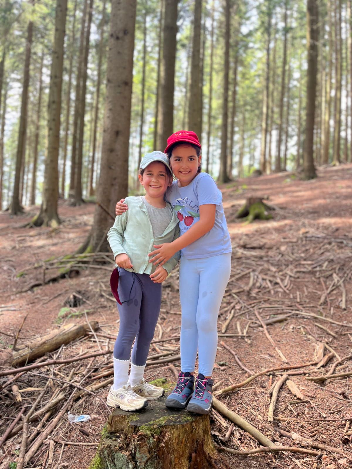 Zwei Kinder spielen im Wald