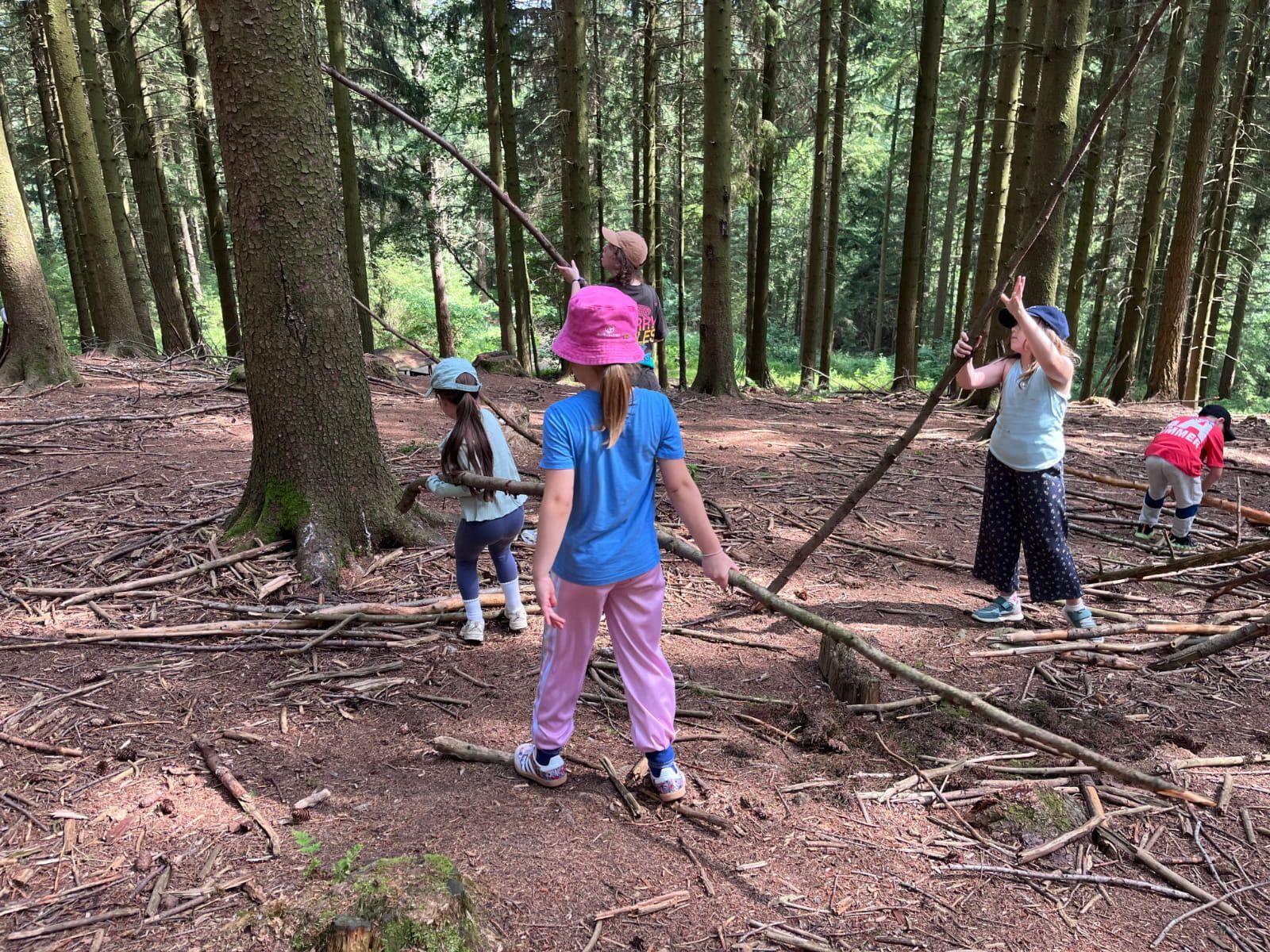 Kinder spielen im Wald