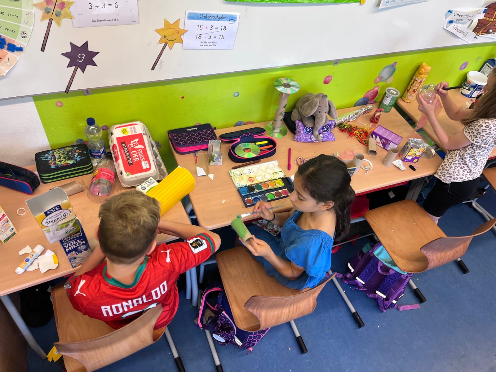 Kinder basteln im Klassenraum