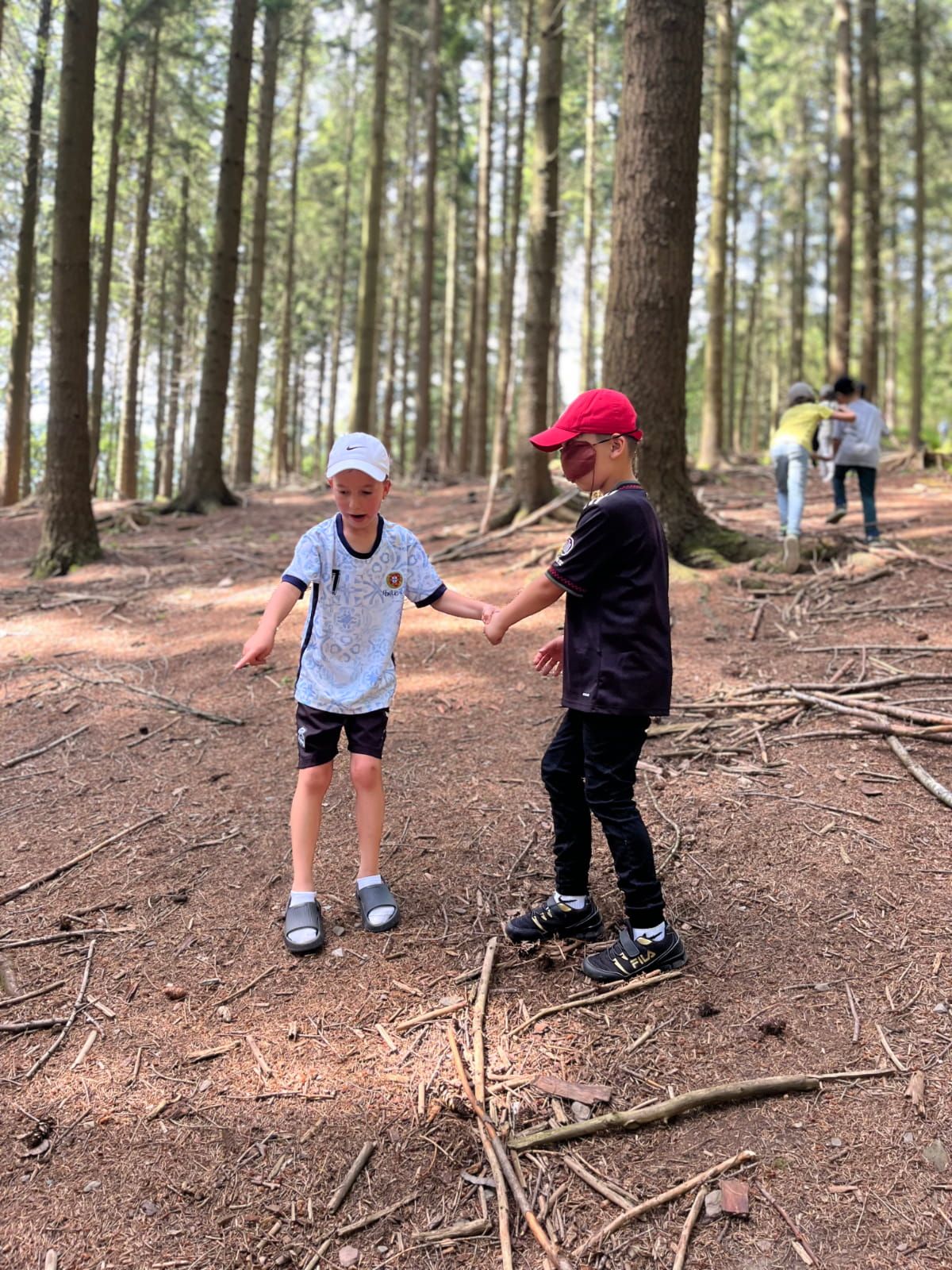 Kinder spielen im Wald