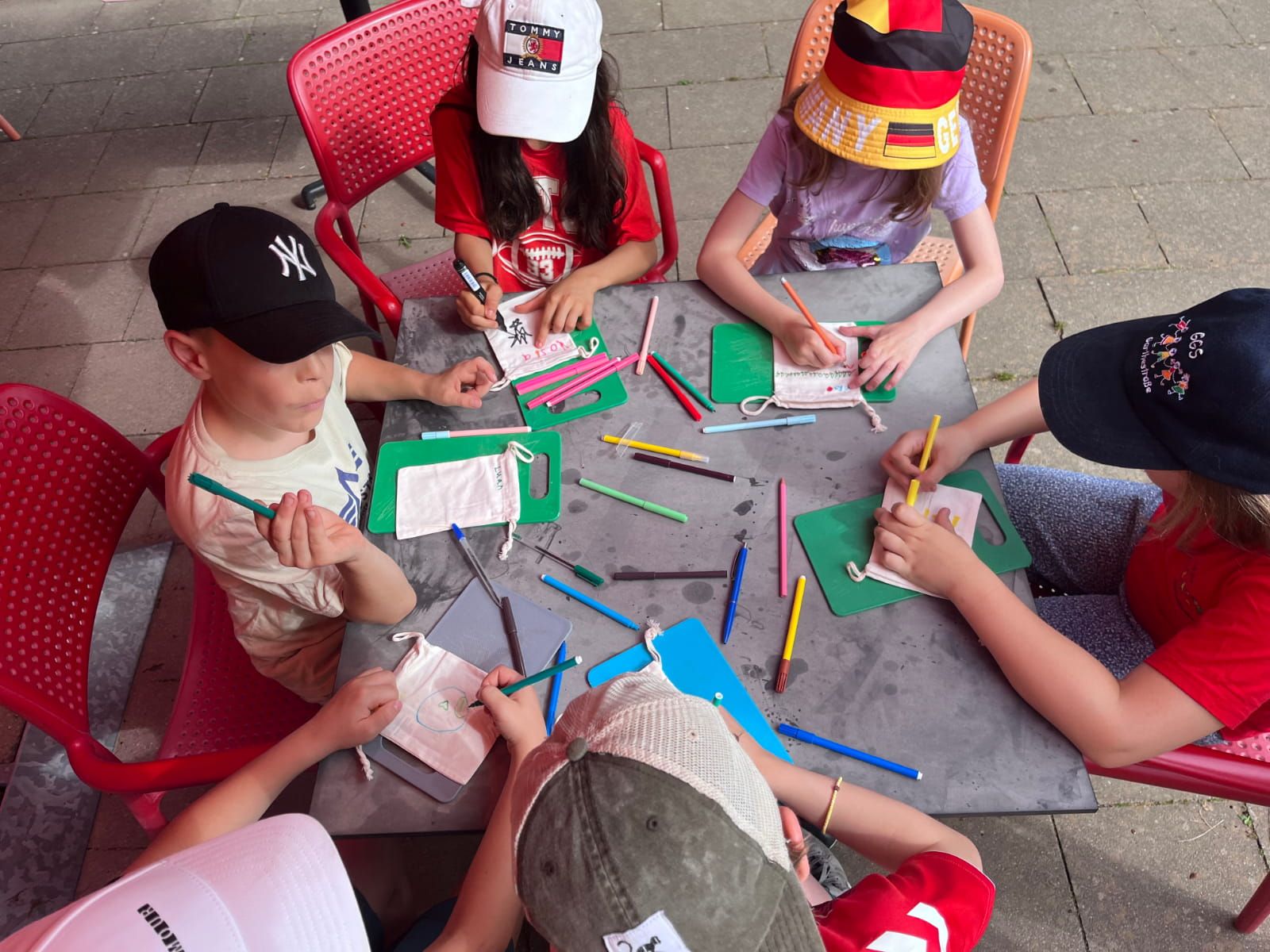 Sechs Kinder basteln zusammen