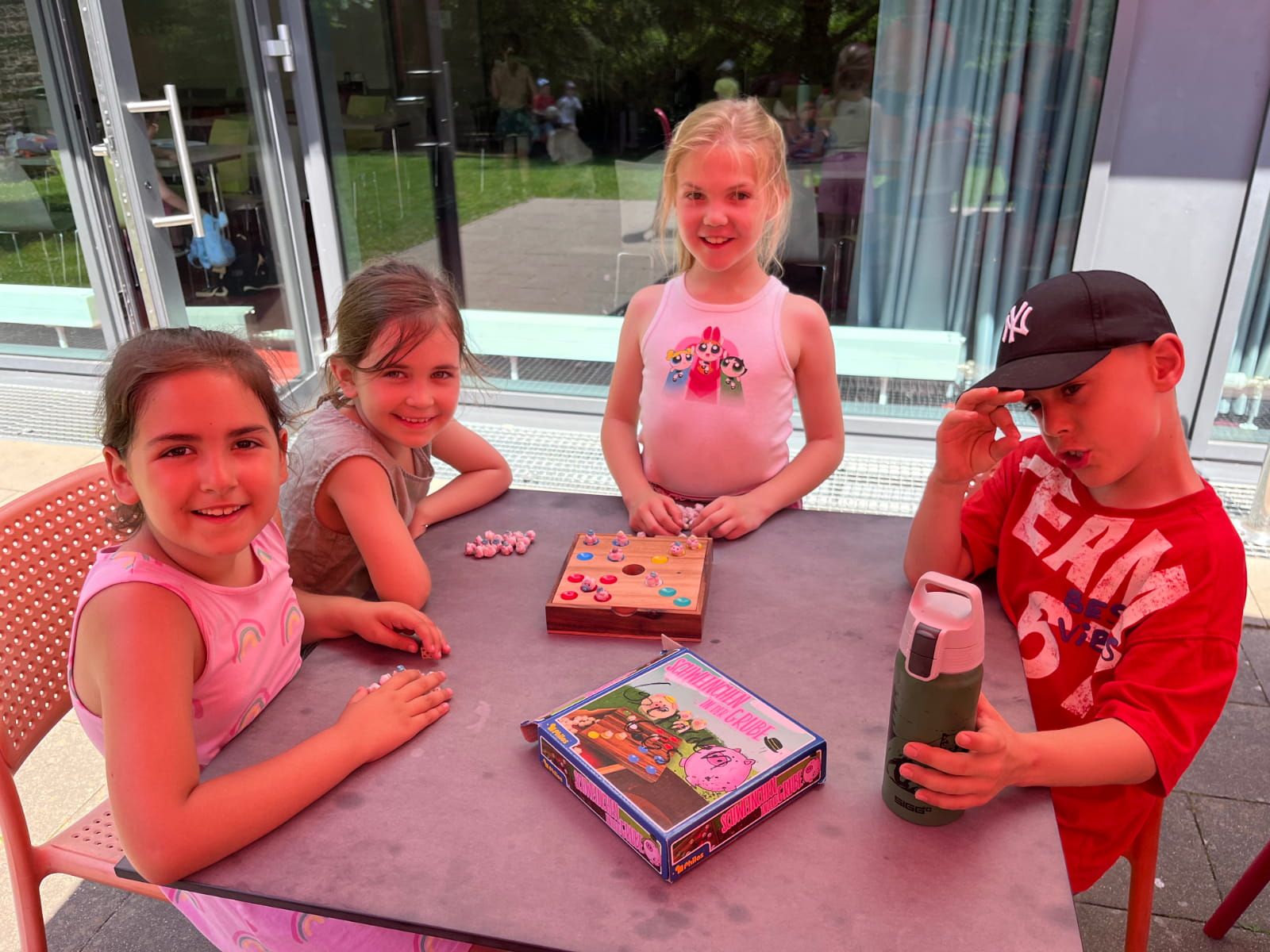 Vier Kinder spielen ein Brettspiel