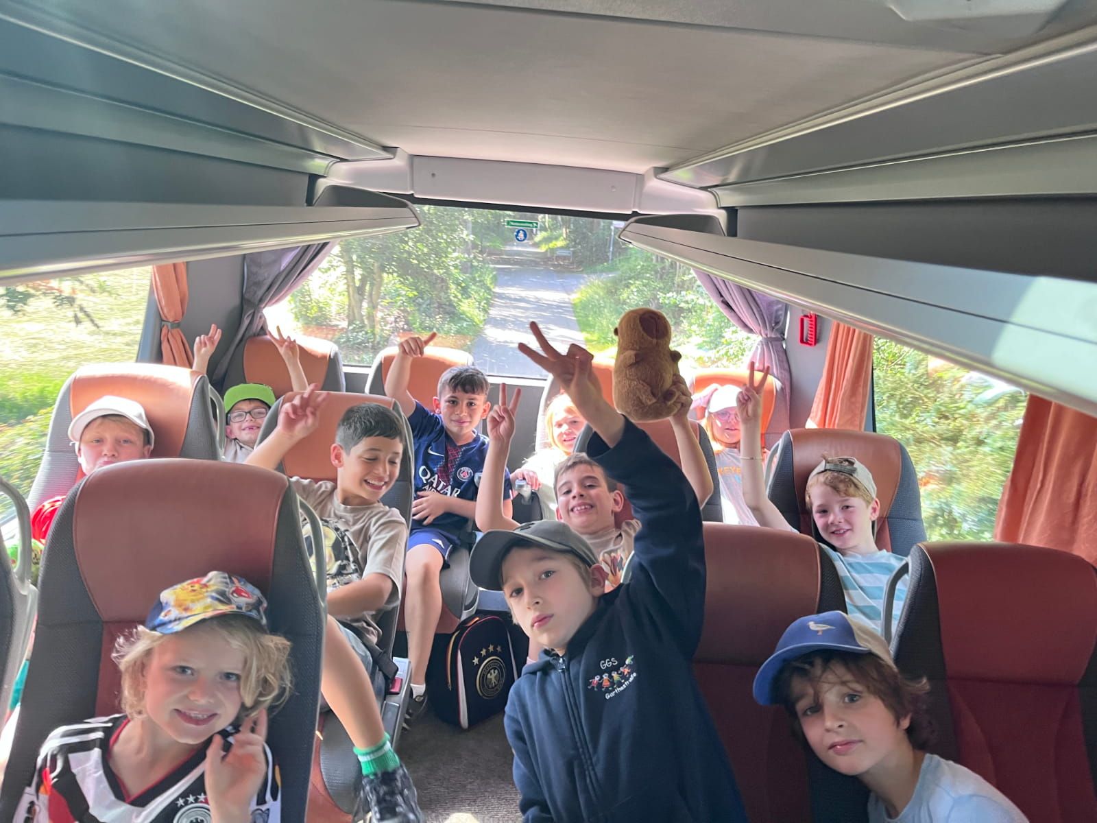 Schüler:innen sitzen in einem Reisebus