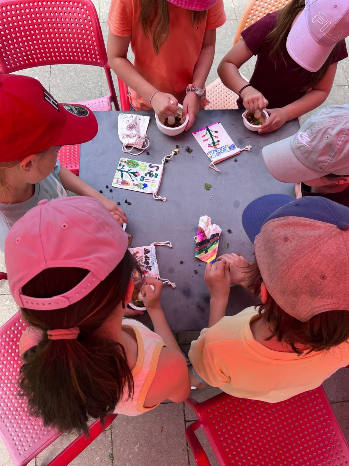 Sechs Kinder benutzen einen Mörser