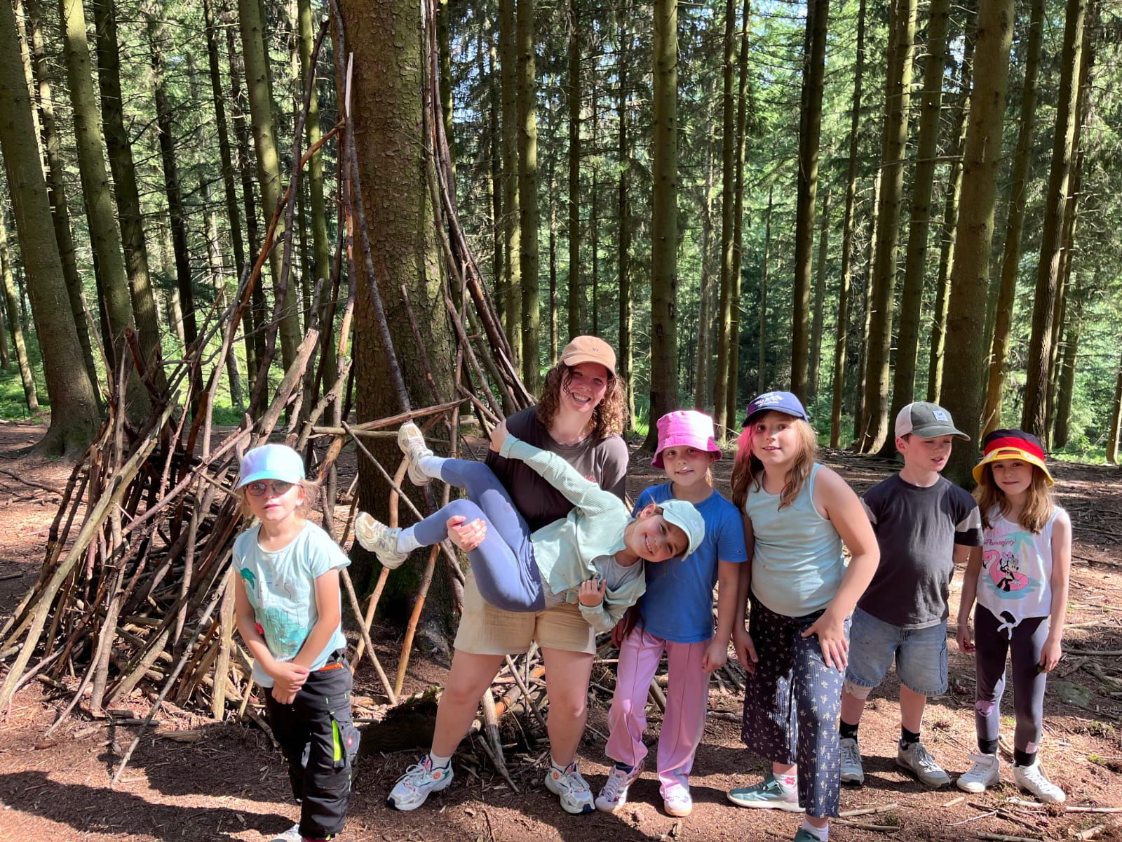 Kinder bauen einen Unterschlupf im Wald