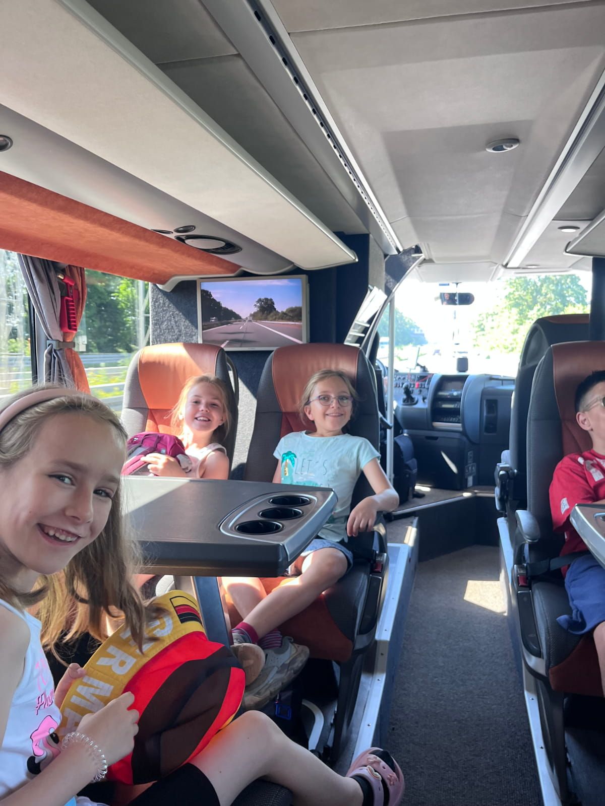 Kinder sitzen in einem Reisebus