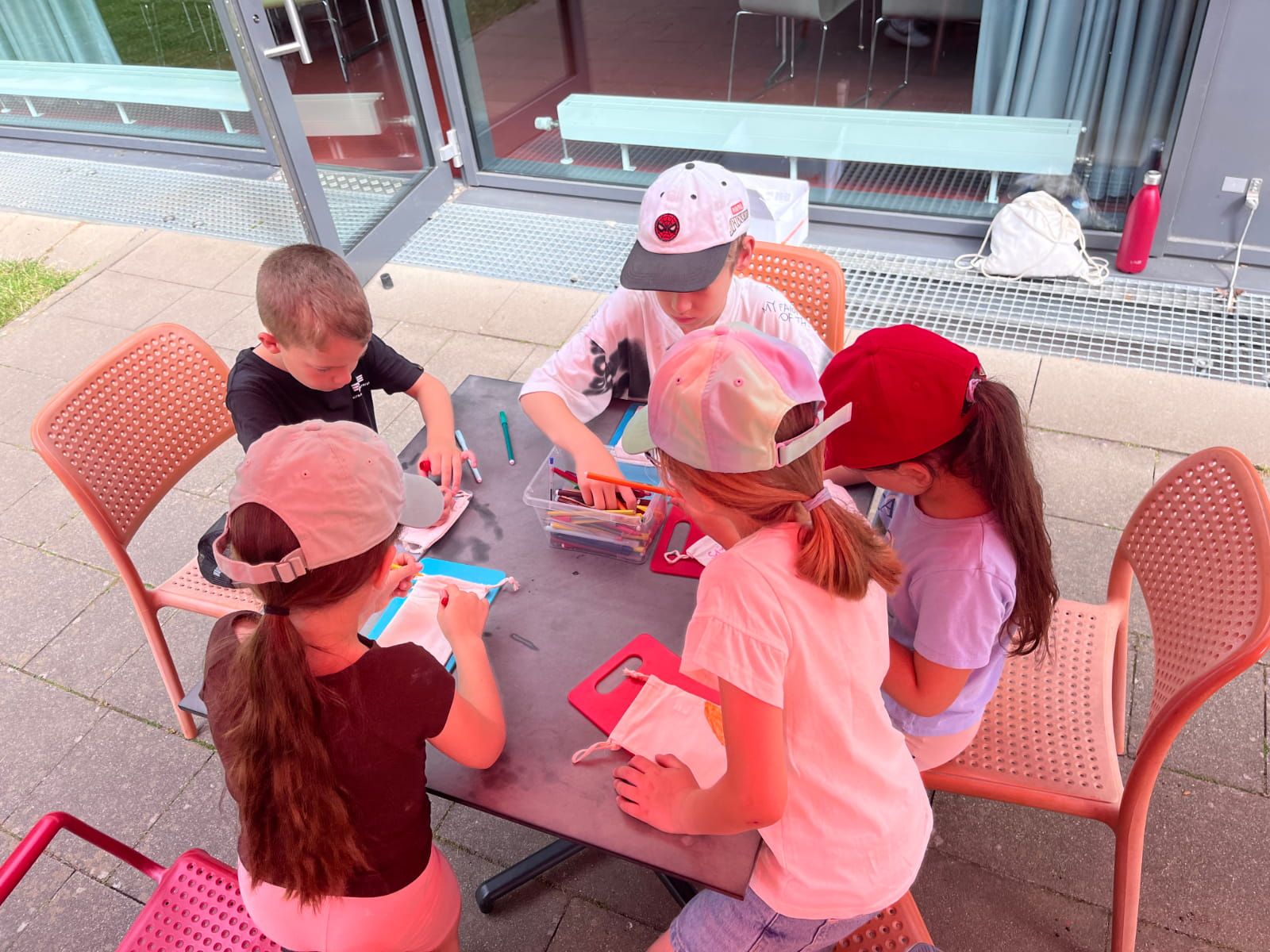 Fünf Kinder basteln zusammen