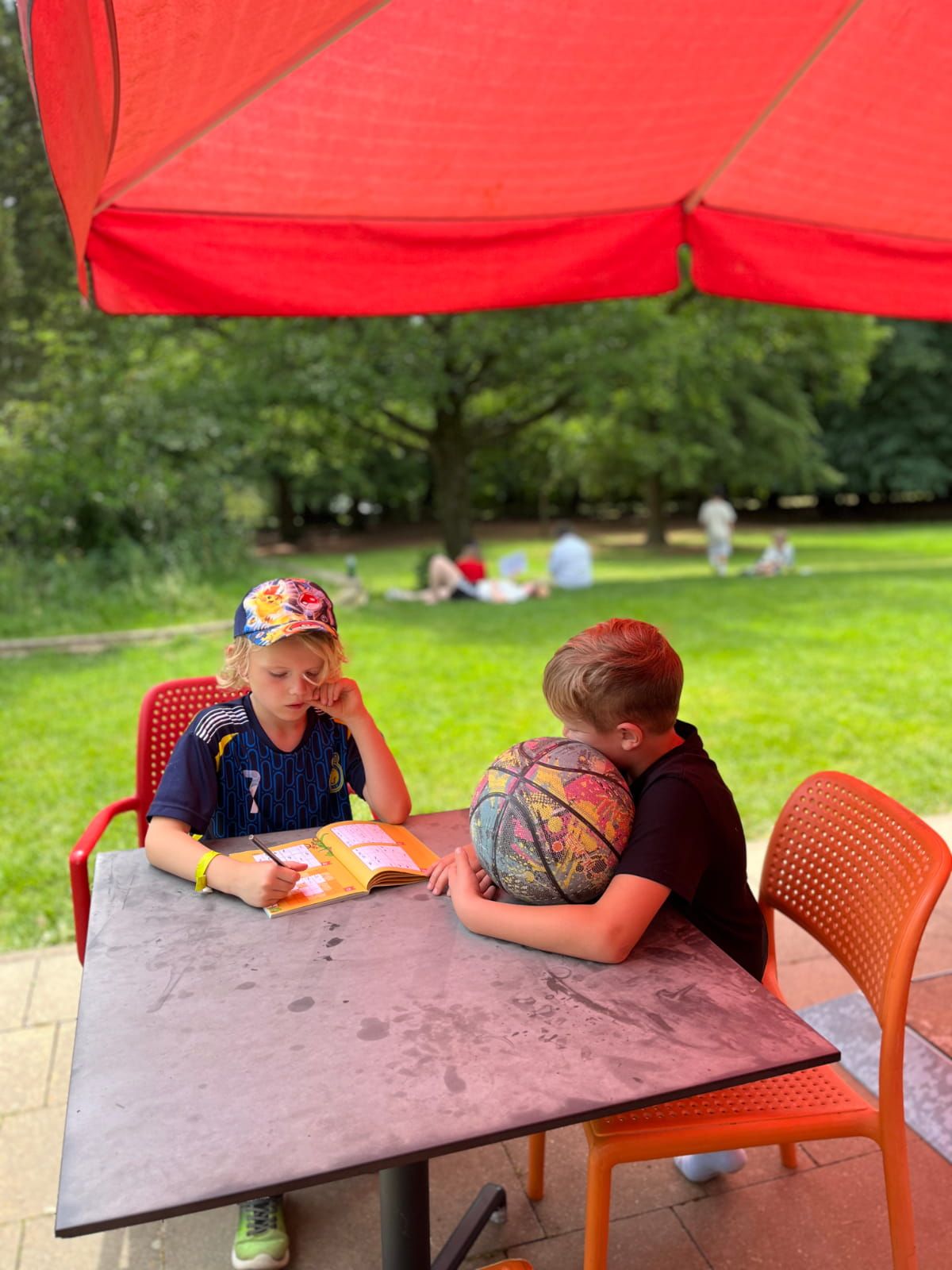 Zwei Kinder sitzen am Tisch