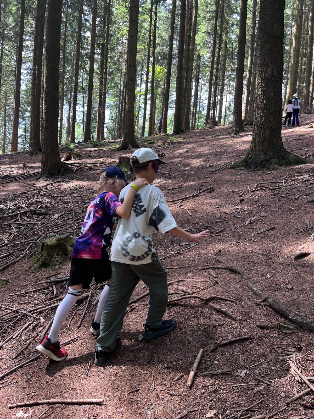 Zwei Kinder spielen im Wald