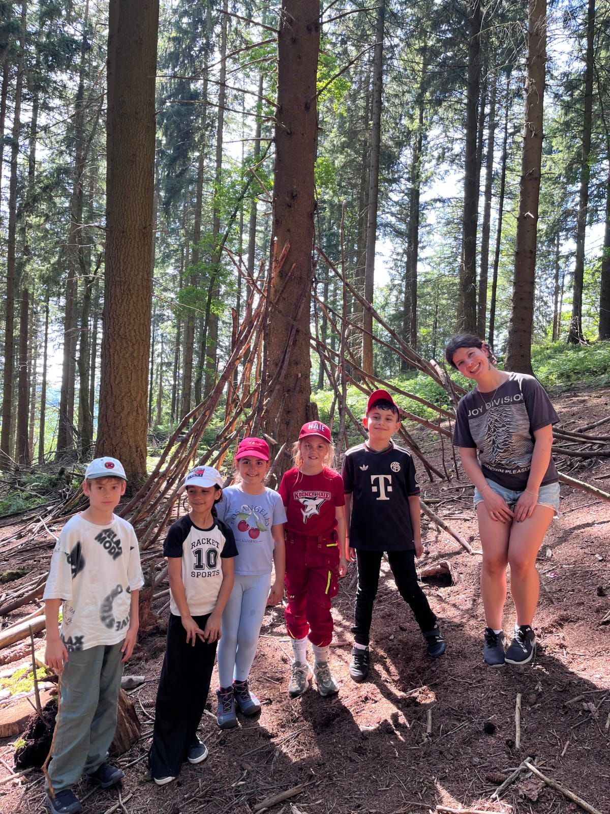 Kinder bauen einen Unterschlupf im Wald