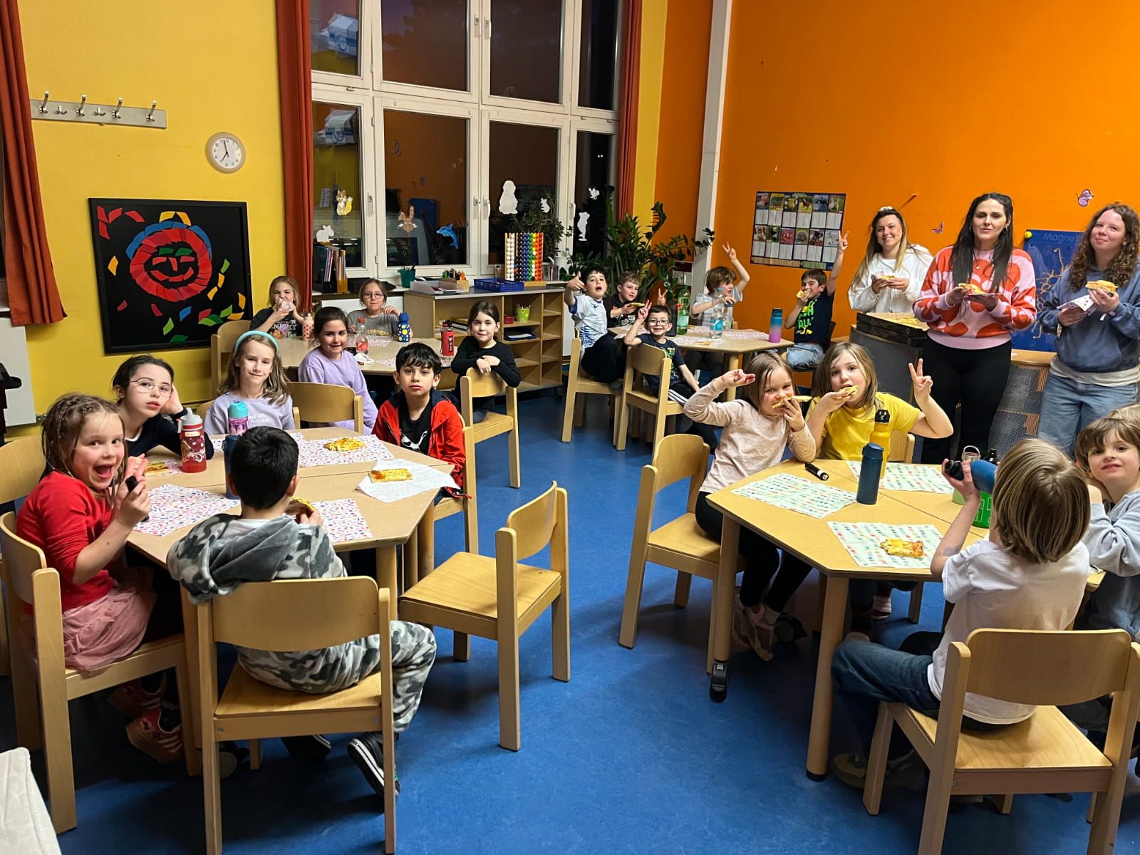 Kinder essen gemeinsam Pizza