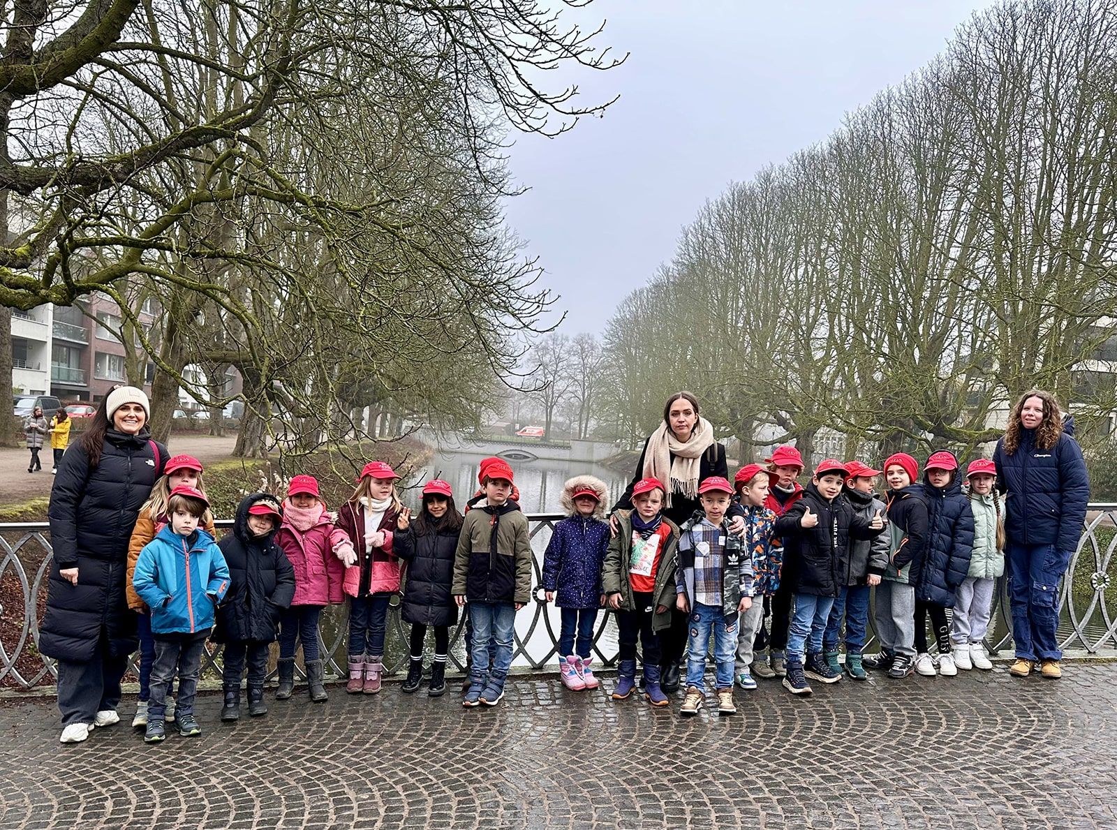 Gruppenphoto der Elefantenklasse auf einer Brücke