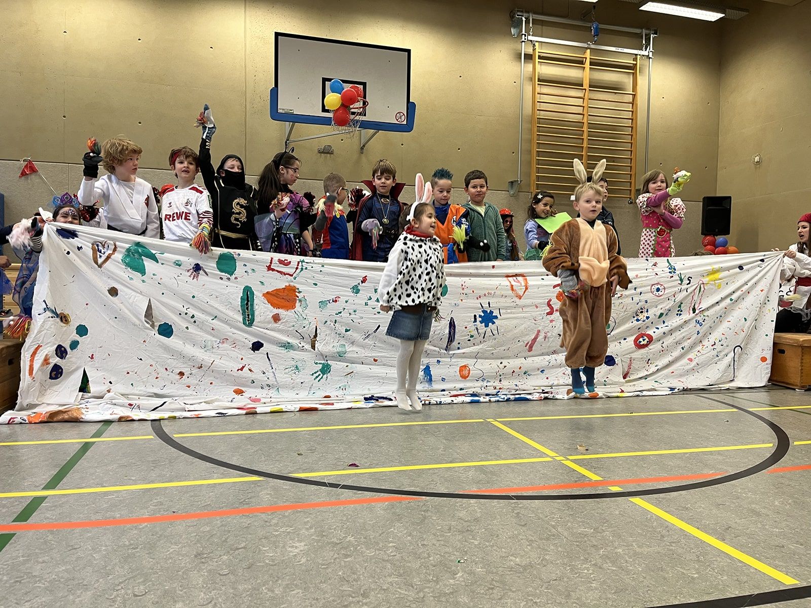 Kinder führen etwas auf bei der Karnevalsfeier