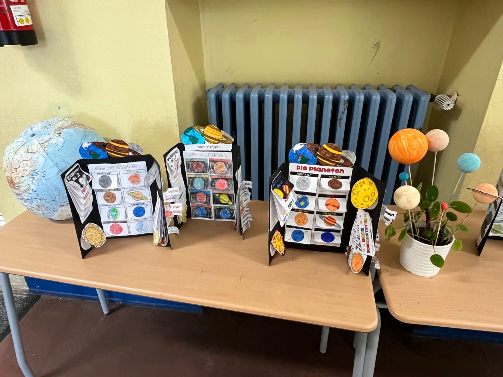 ausgestellte Arbeiten von Schulkindern zum Thema Planeten