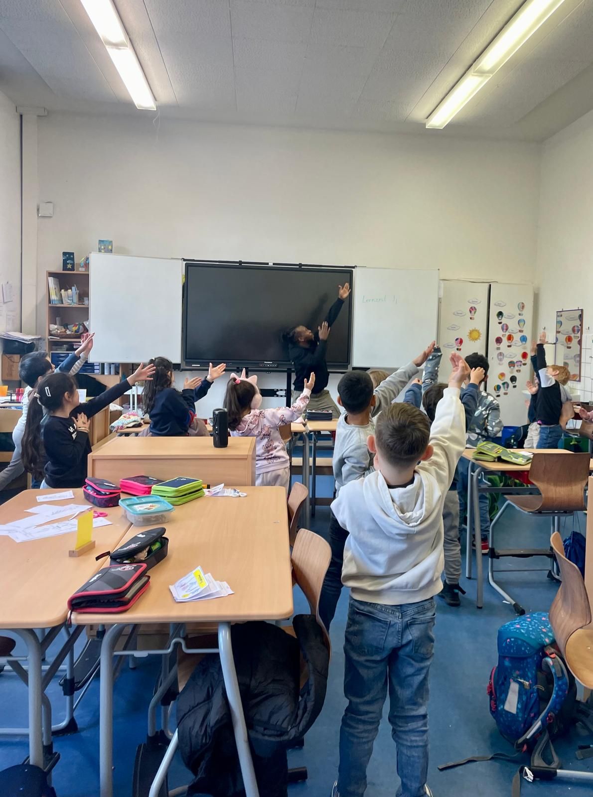 Kinder und Tänzer tanzen im Klassenraum
