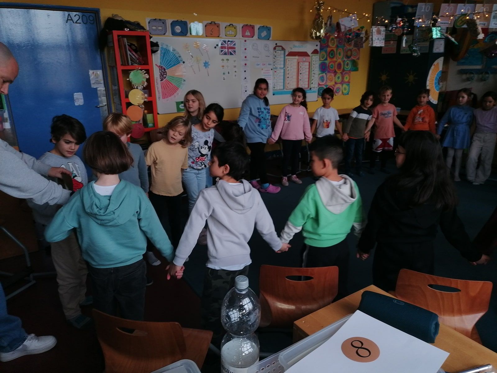 Schulkinder halten sich an den Händen