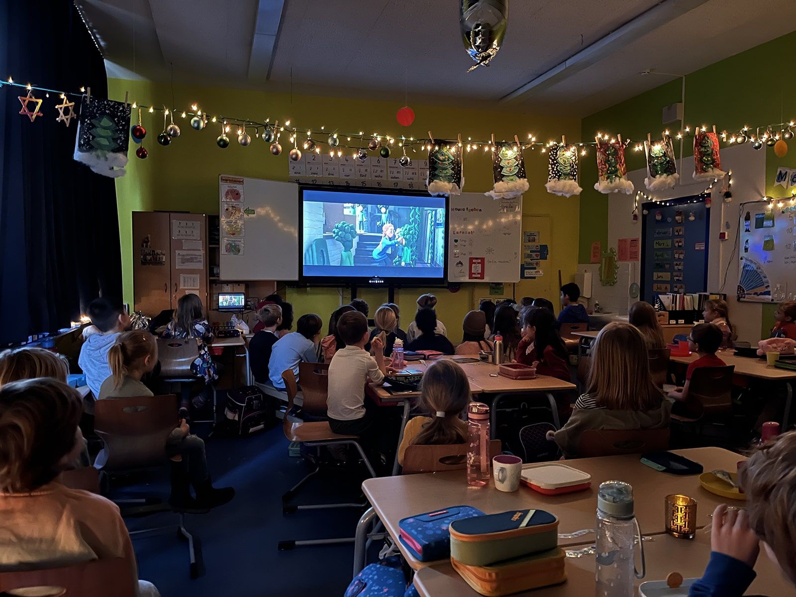 Kinder schauen einen Film im Klassenzimmer