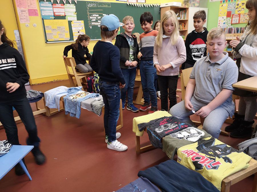 Die Zebras veranstalten eine Kleidertauschparty - 1
