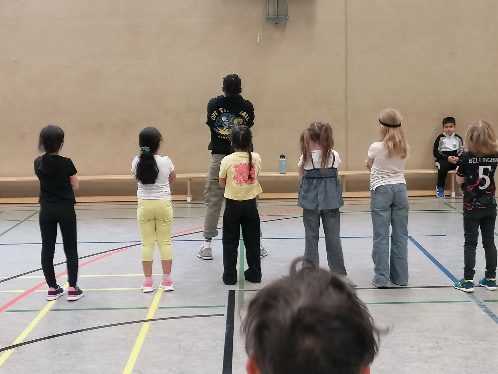 Kinder und Breakdancer tanzen in der Turnhalle