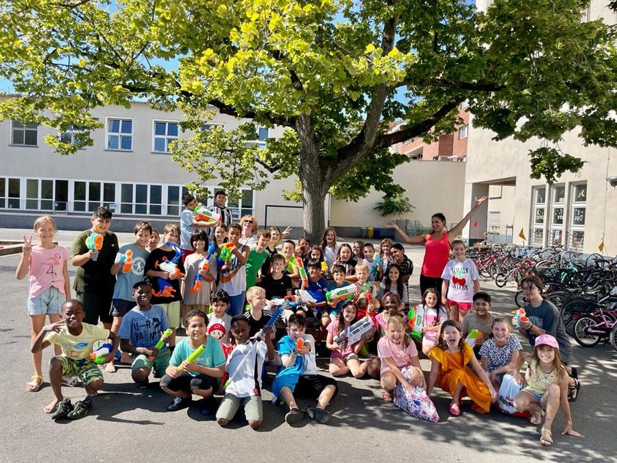 Wasserspiele der Luchse und Salamander auf dem Schulhof - 1