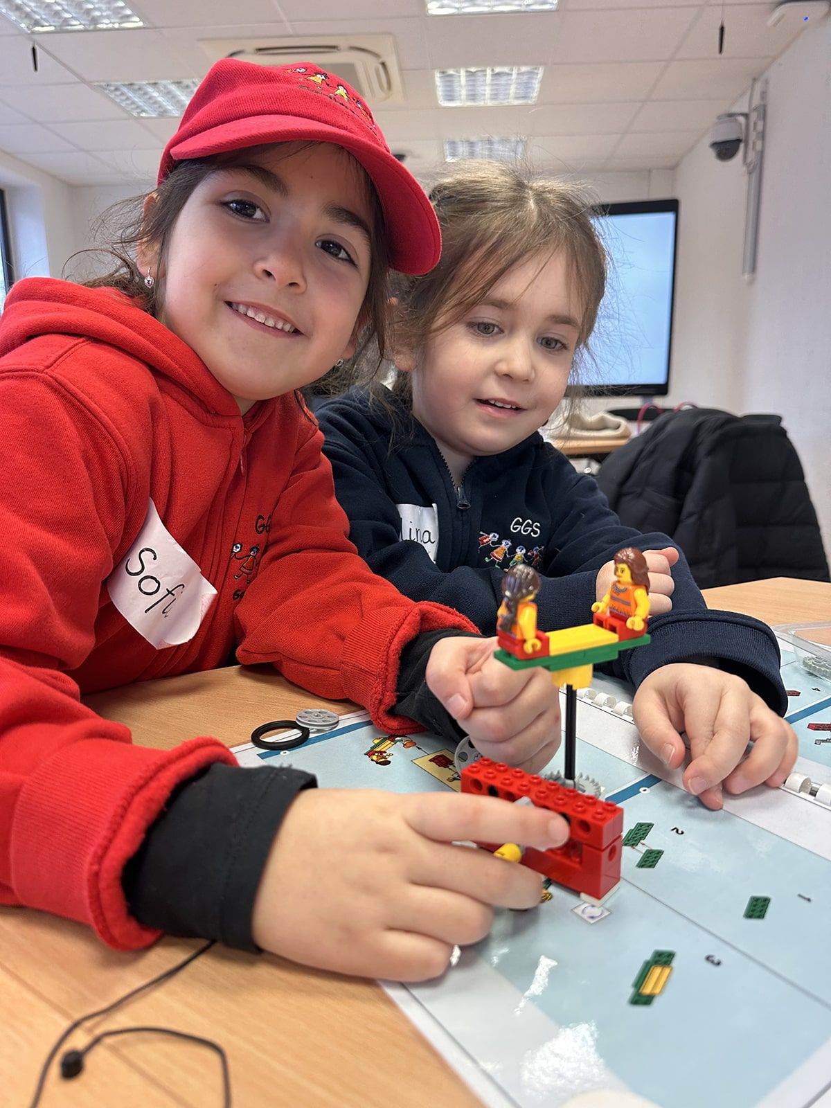 Zwei Kinder arbeiten mit Klemmbausteinen
