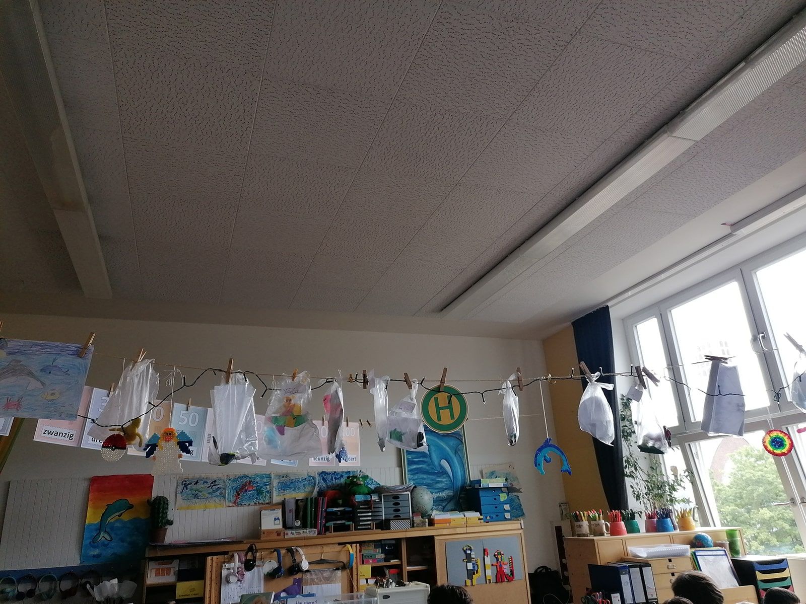 Material an einer Schnur im Klassenraum