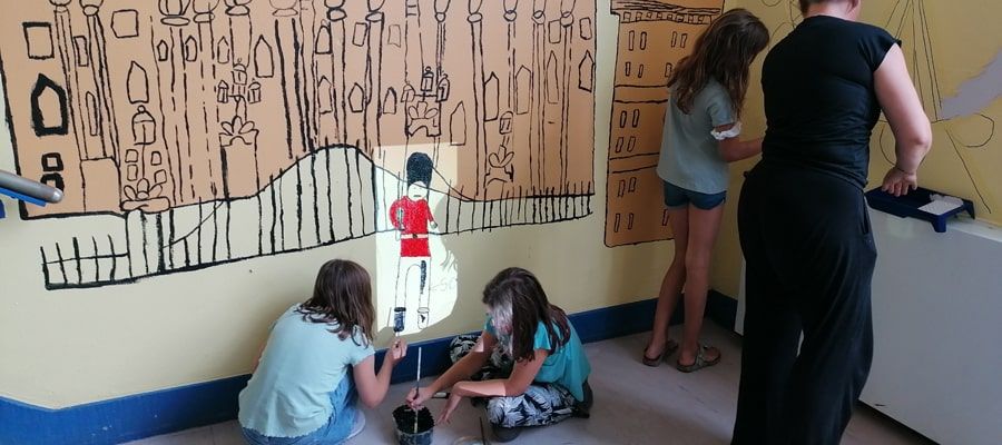 Kinder gestalten das Treppenhaus der GGS
