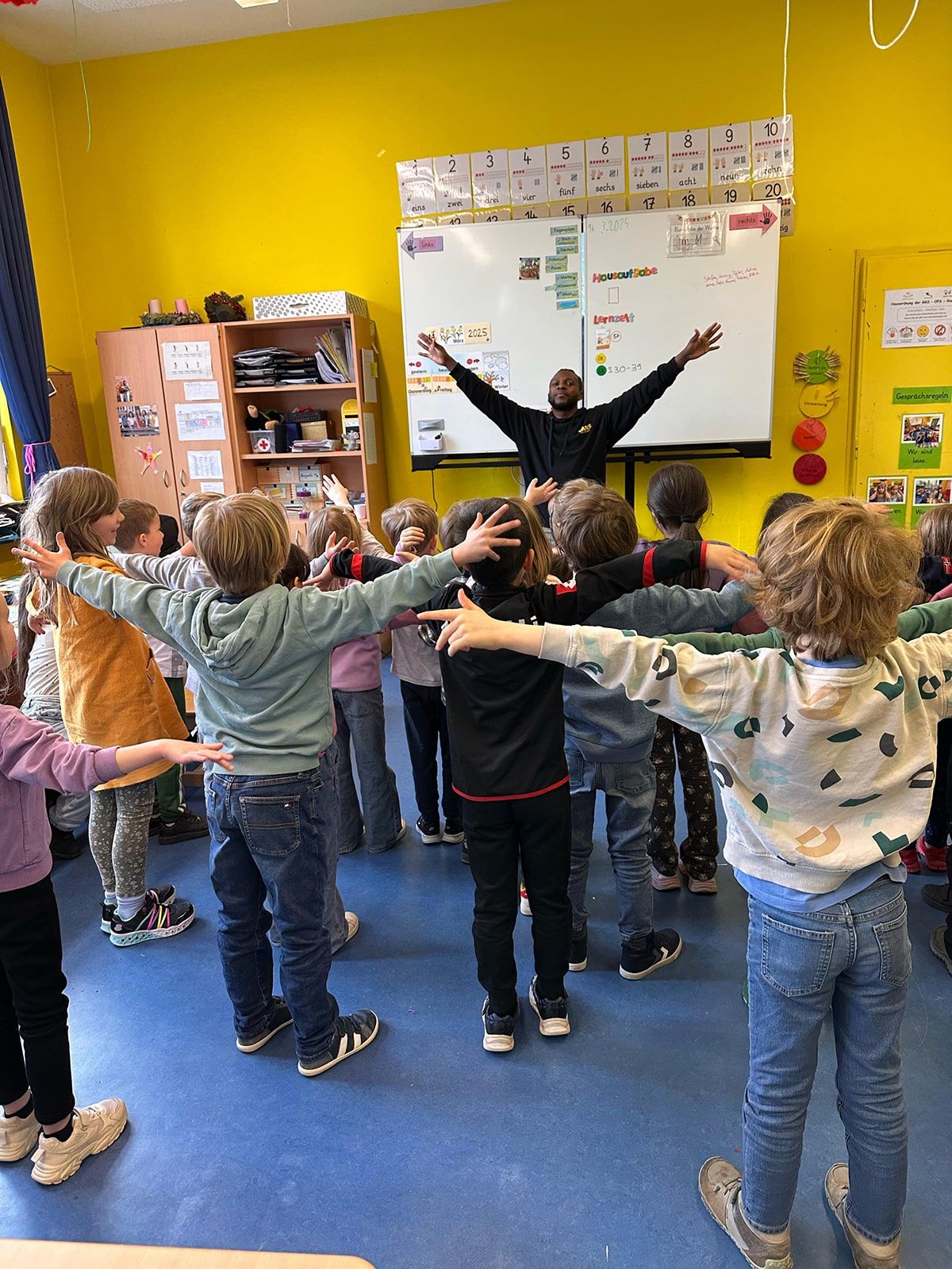 Kinder und Tänzer tanzen im Klassenraum