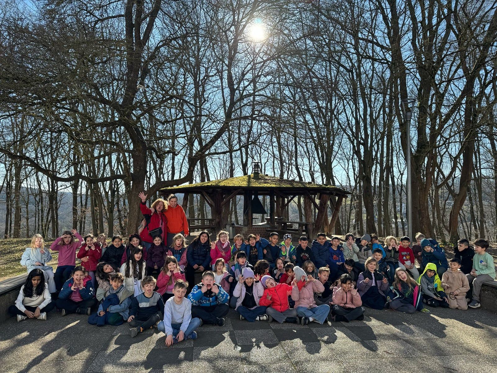Kinder ziehen Grimassen auf einem Gruppenphoto zweier Schulklassen