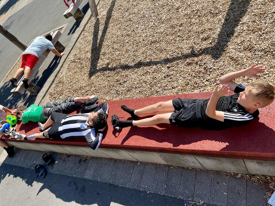 Wasserspiele der Luchse und Salamander auf dem Schulhof - 2