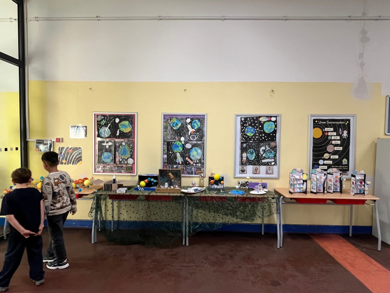 ausgestellte Arbeiten der Schulkinder zum Thema Erde und Planeten