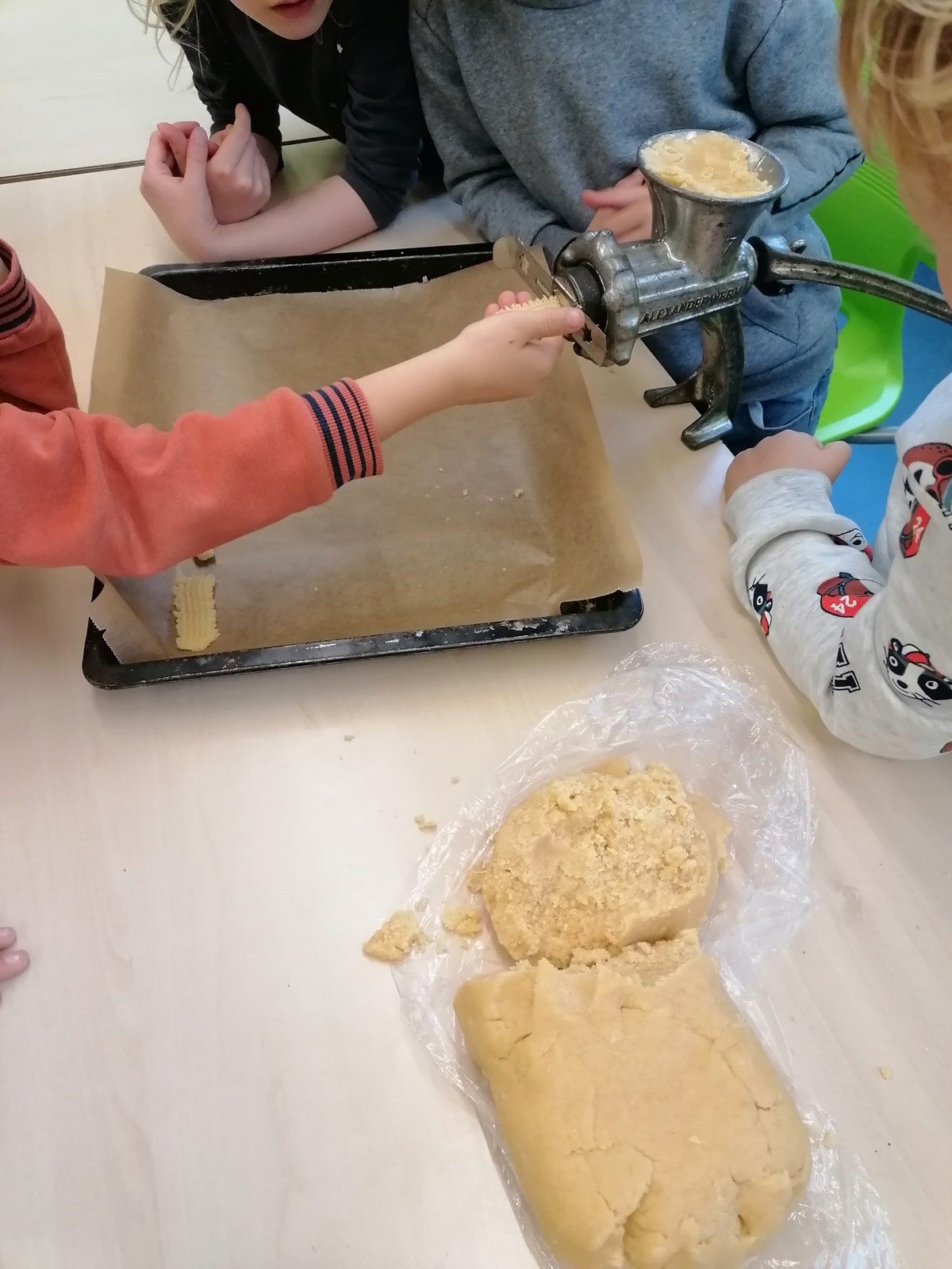 Weihnachtsbäckerei der Delfine - 1
