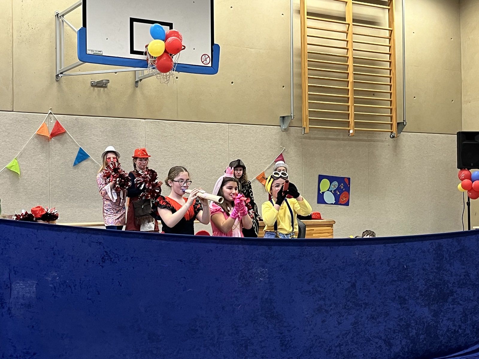 Kinder führen etwas auf bei der Karnevalsfeier