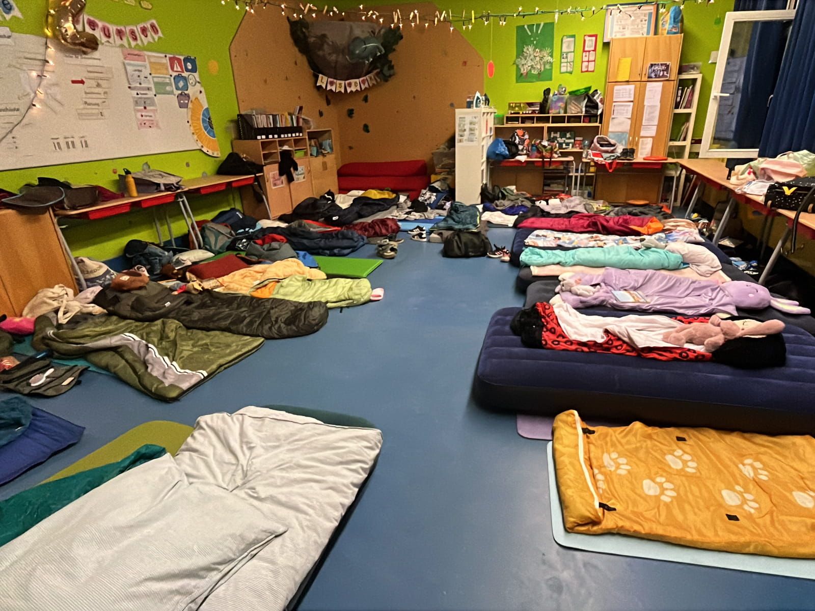 Klassenraum mit Luftmatratzen, Isomatten und Schlafsäcken