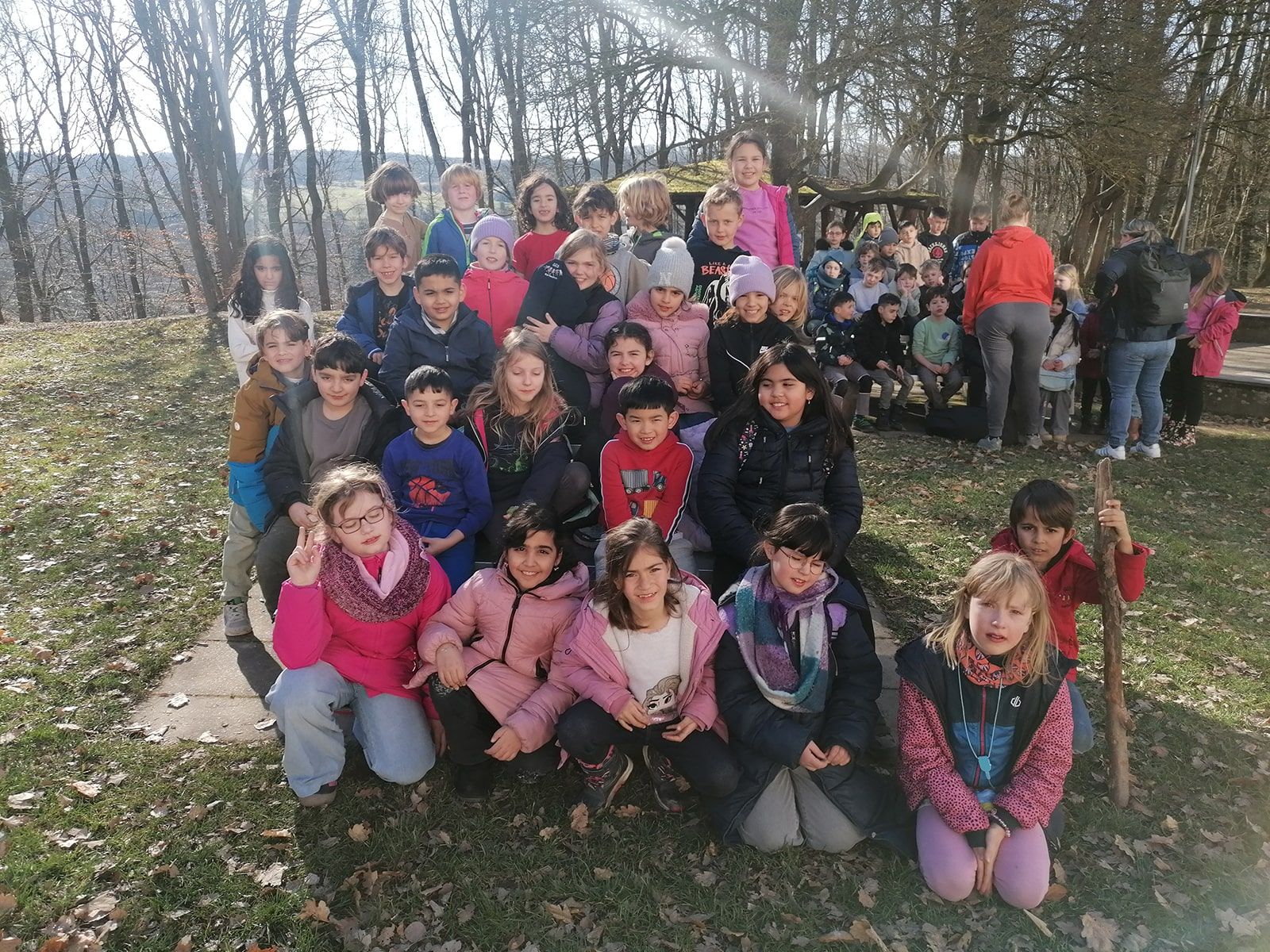Gruppenphoto von Kindern im Freien