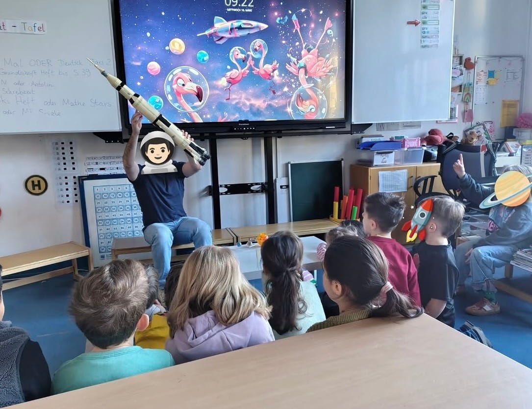 Kinder sitzen im Klassenraum und lernen etwas zu einer Rakete