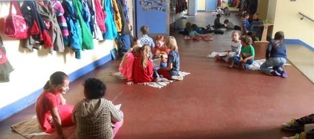 Patenklassen treffen sich zum Vorlesen