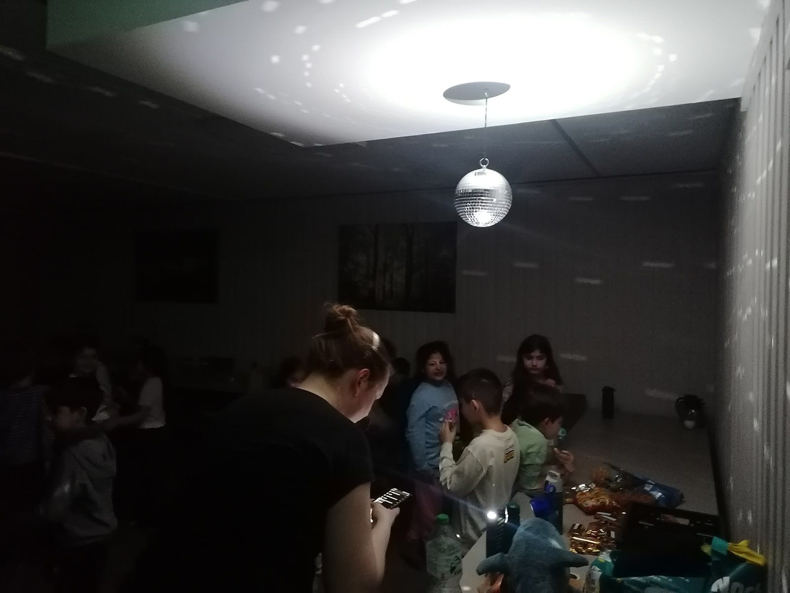 Kinder und Lehrperson bei einer Disko