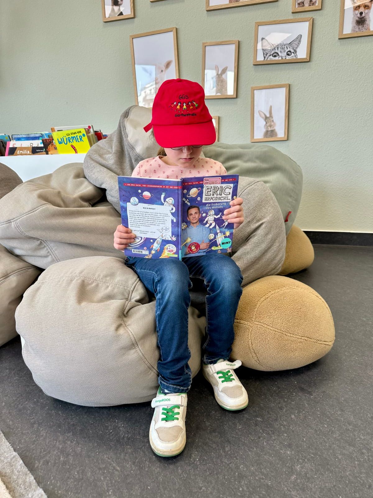 ein Kind liest ein Buch auf einem Sitzsackeiner