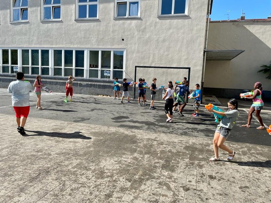 Wasserspiele der Luchse und Salamander auf dem Schulhof - 3