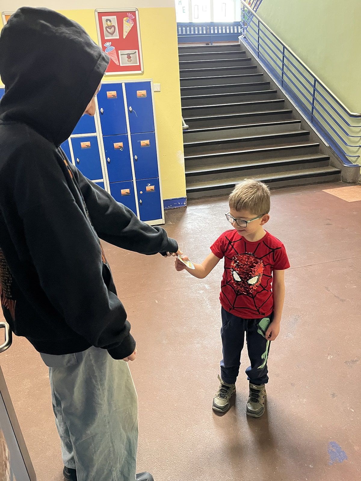 Kind gibt ein Kino-Ticket ab