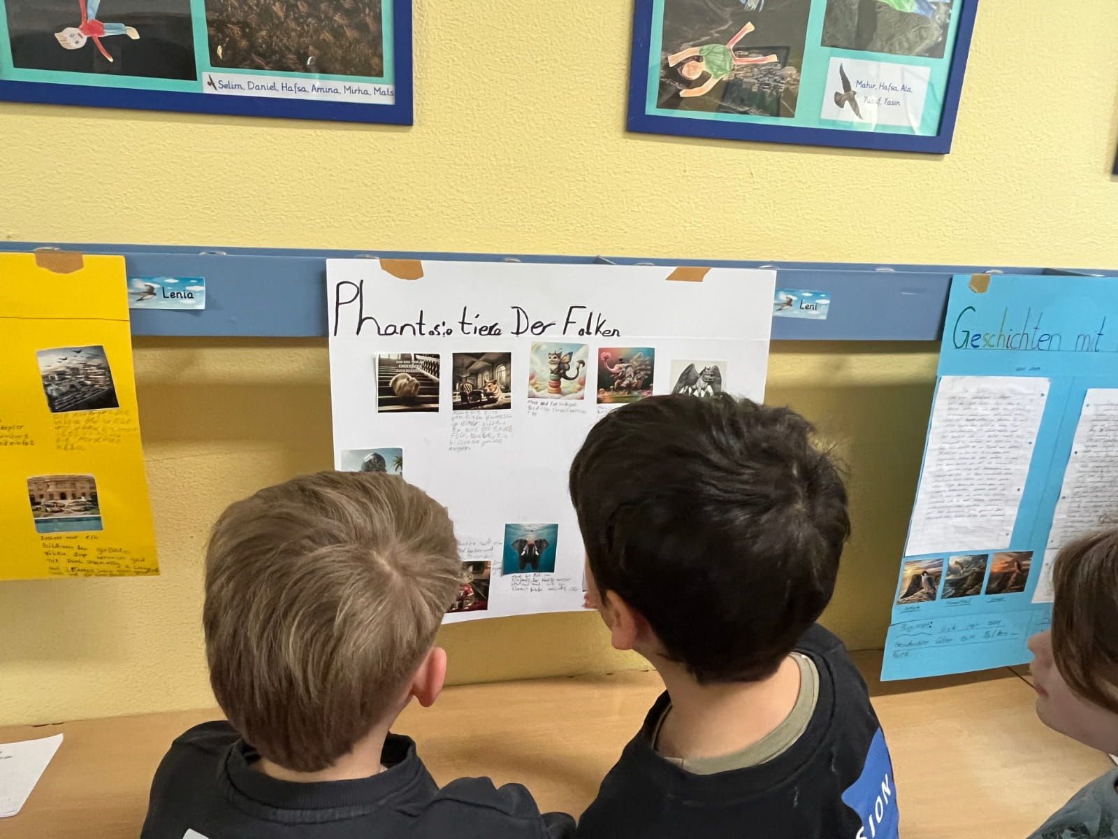 zwei Kinder betrachten ein Plakat zu einem Phantasietier