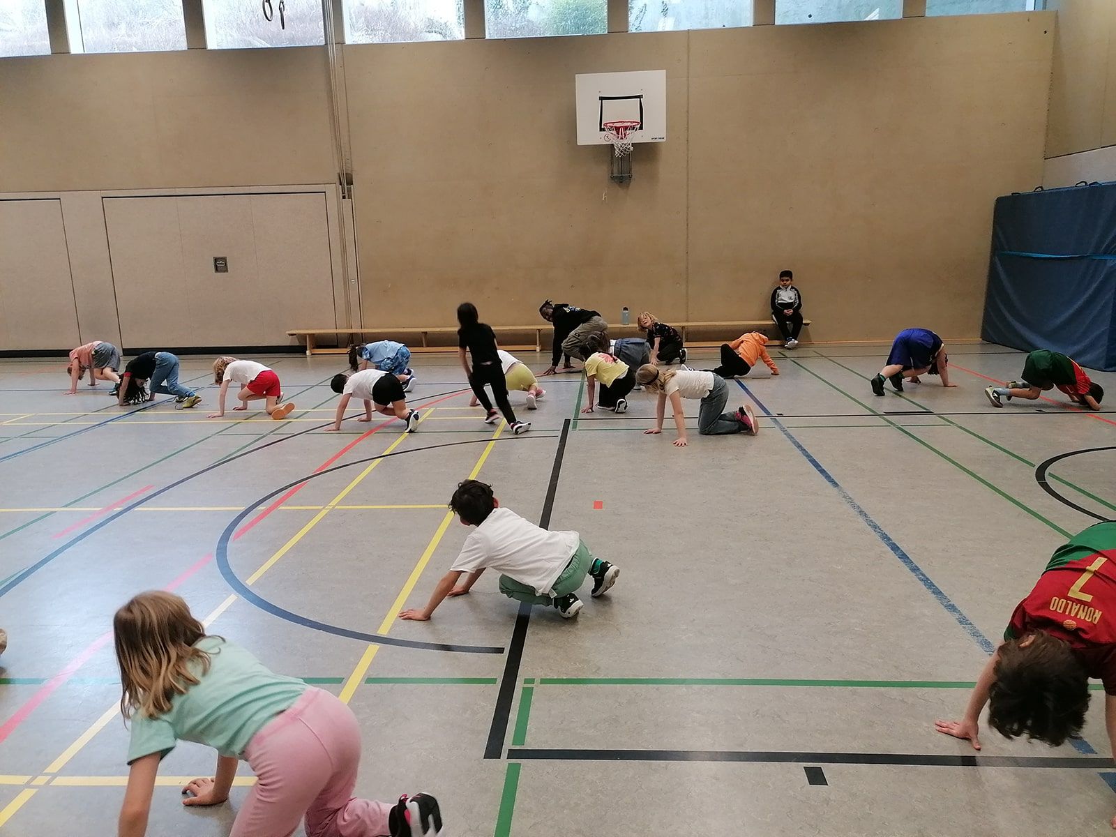 Kinder und Breakdancer tanzen in der Turnhalle