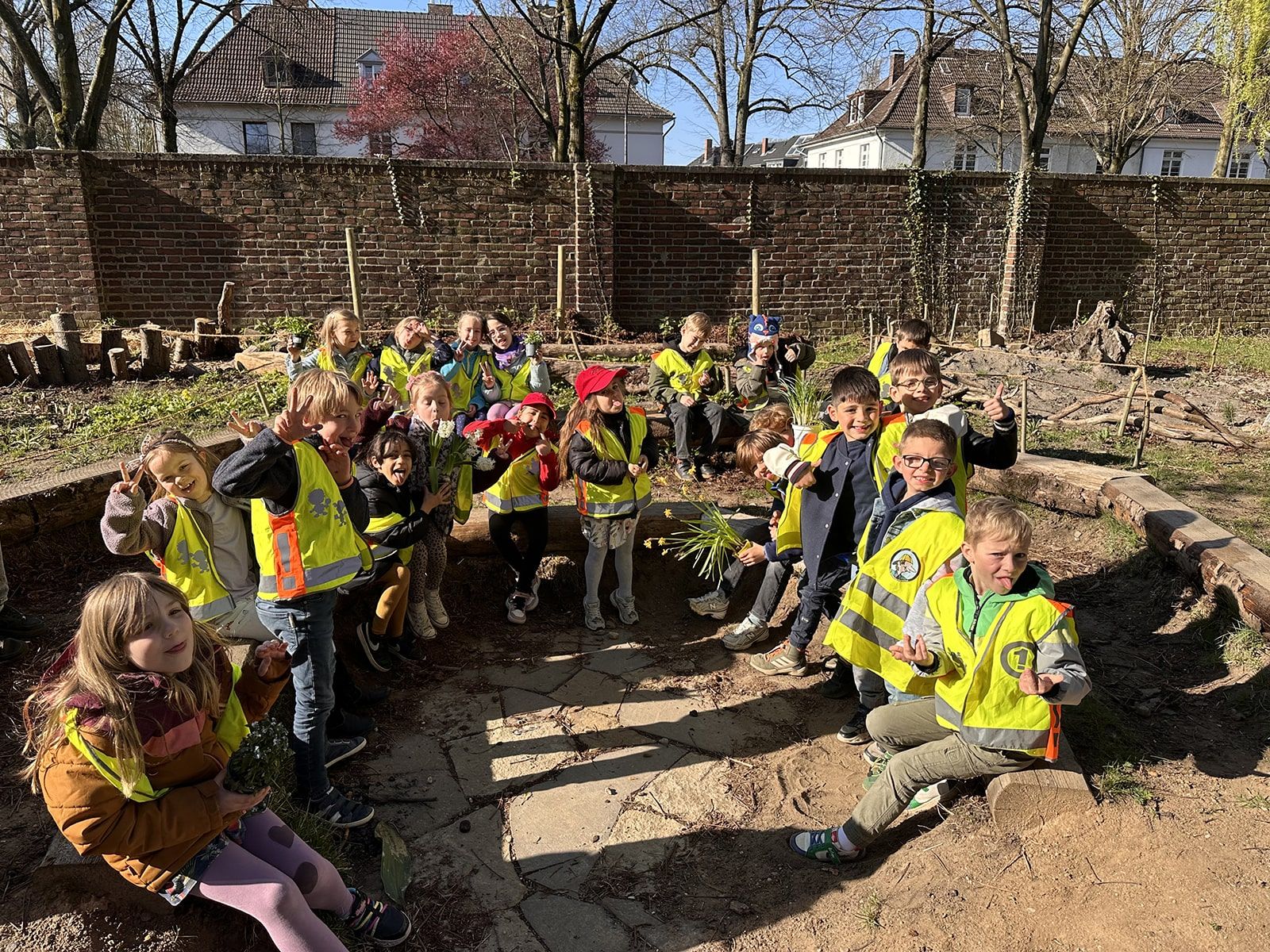 Kinder sitzen im Kreis im Freien