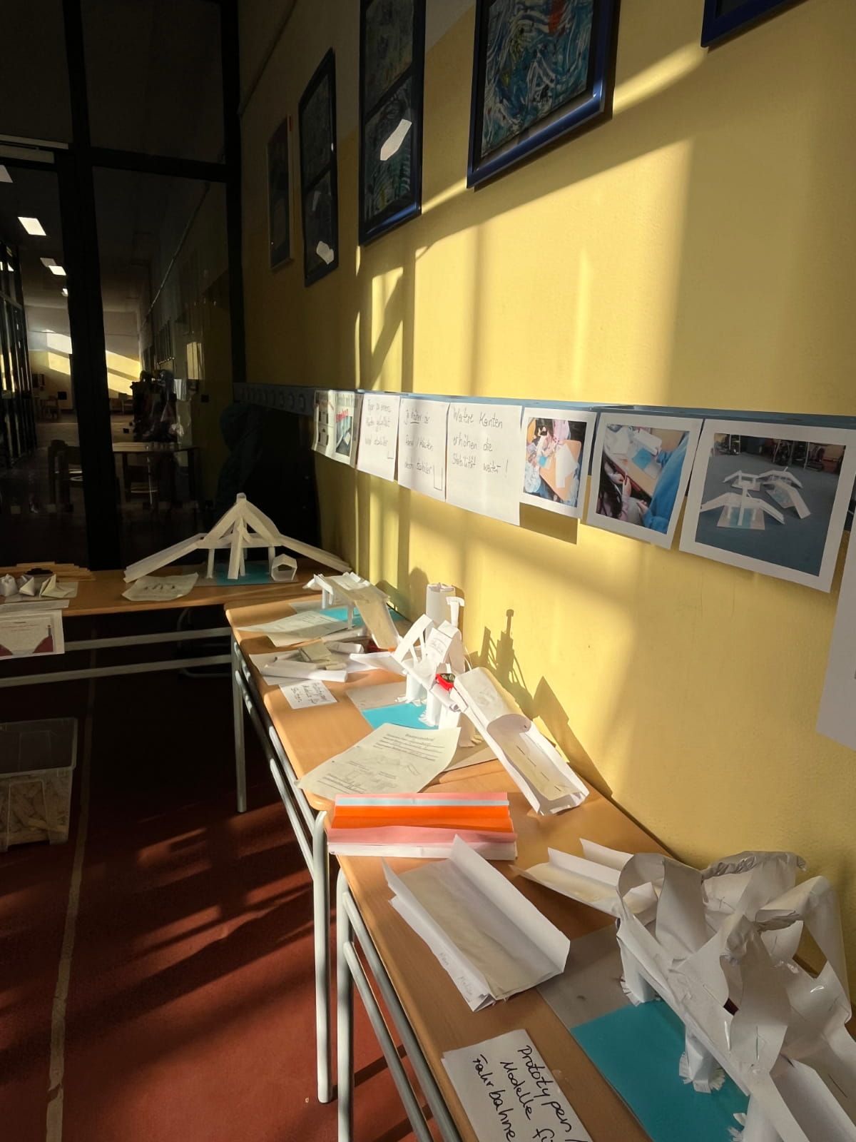 ausgestellte Bastelarbeiten zum Thema Brücken