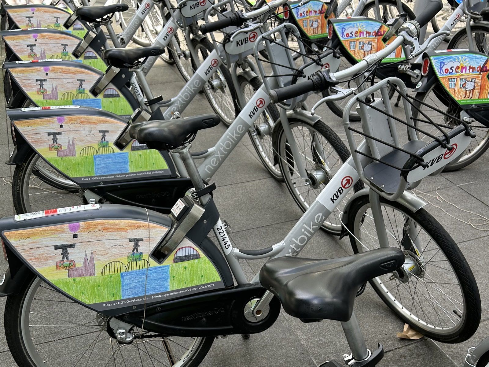 Kinder der 4. Klasse gestalten KVB-Fahrräder