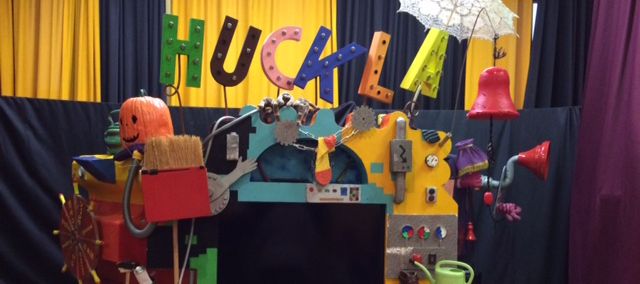 Hexe Huckla zu Besuch in der Aula der GGS