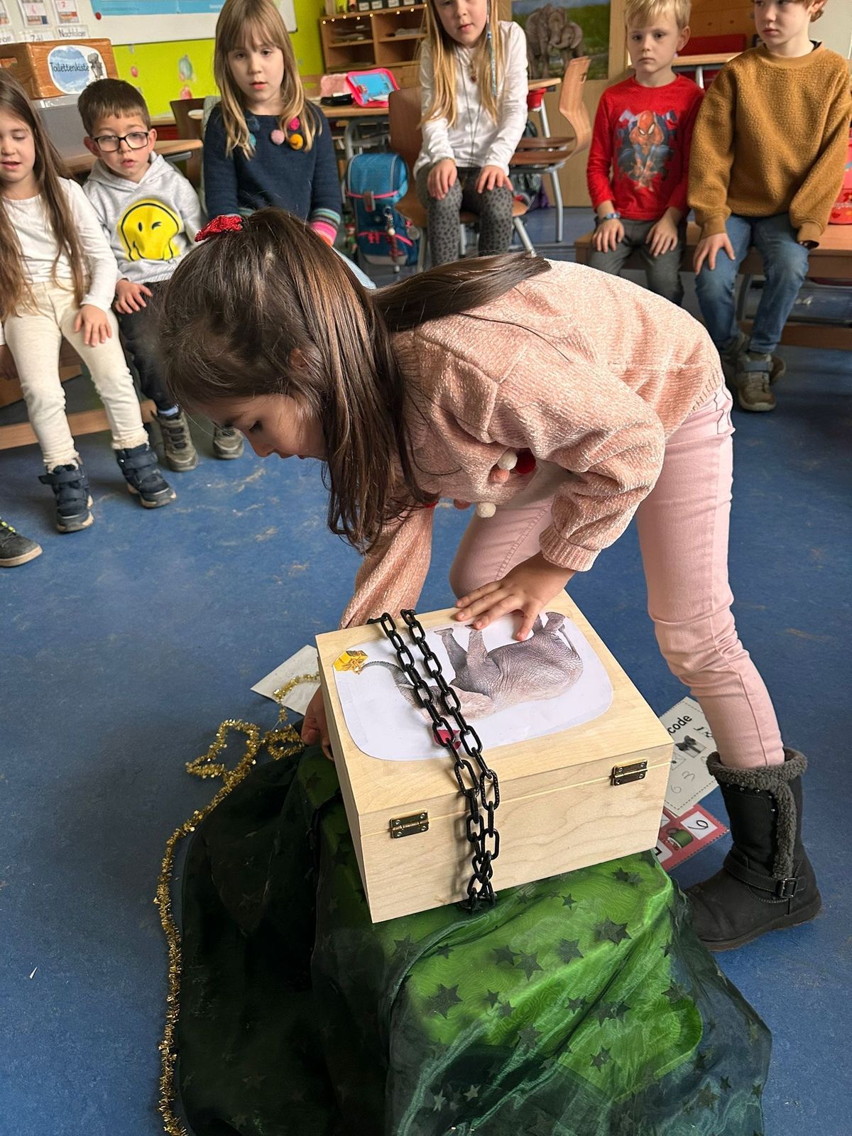 Kind öffnet Box mit Räselcode